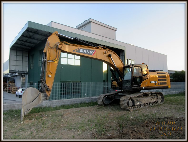 Sany SY305LC 001.jpg