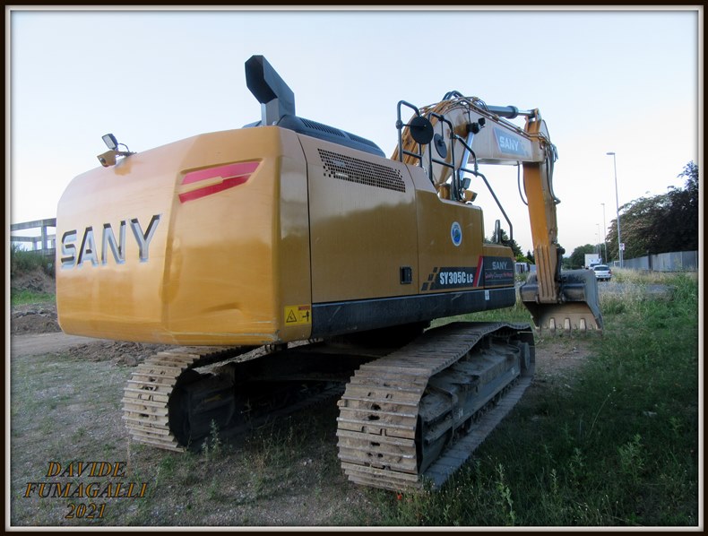 Sany SY305LC 005.jpg