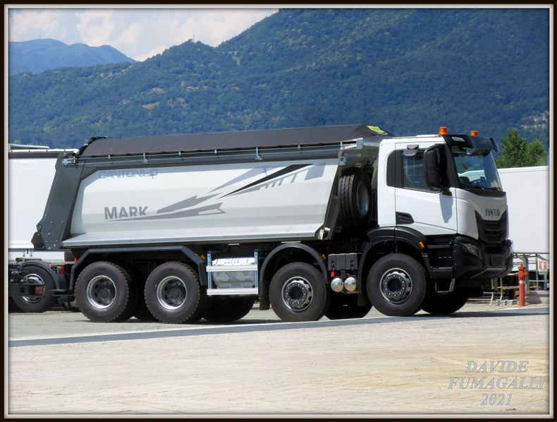 Iveco Stralis X-WAY XXX.jpg