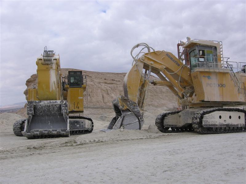 Zwei Bagger in der W&uuml;ste PC 5500 und PC 3000 (Medium).jpg