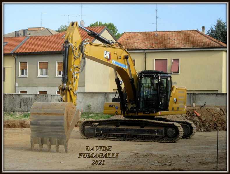 Caterpillar 330NG Cozzaglio 001.jpg