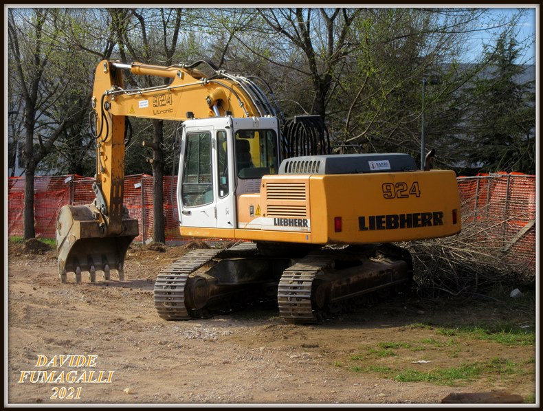 Liebherr 924 Barri 001.jpg
