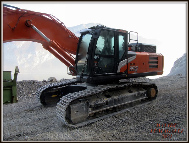 Hitachi 350-7 (1).jpg