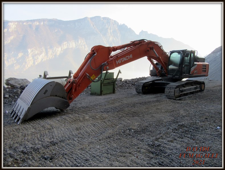 Hitachi 350-7 (3).jpg