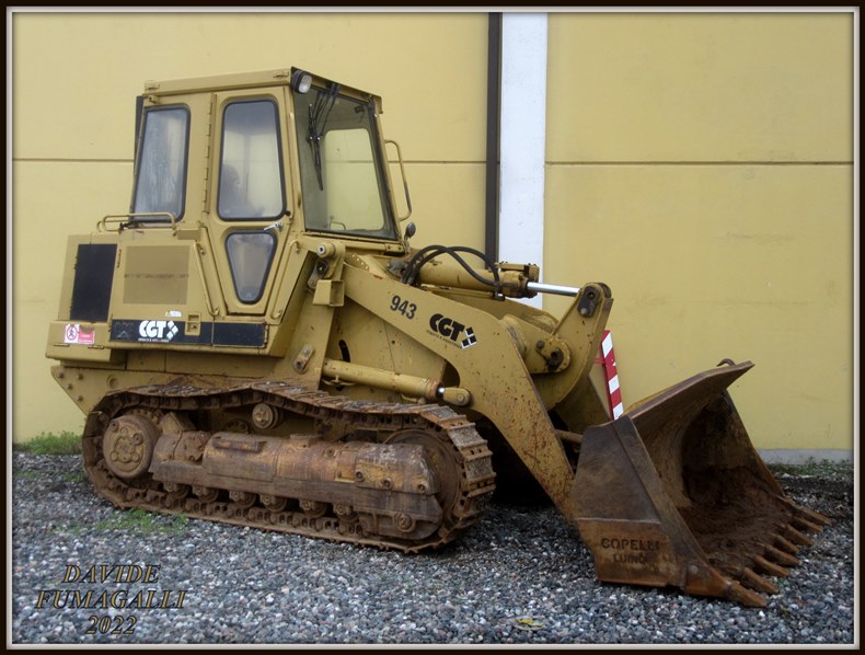 Caterpillar 943 002.jpg