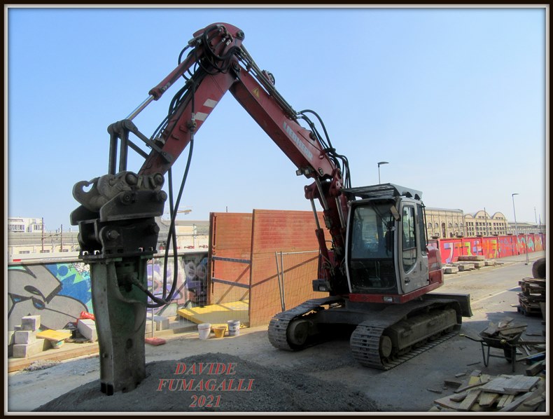 Liebherr R313 007.jpg