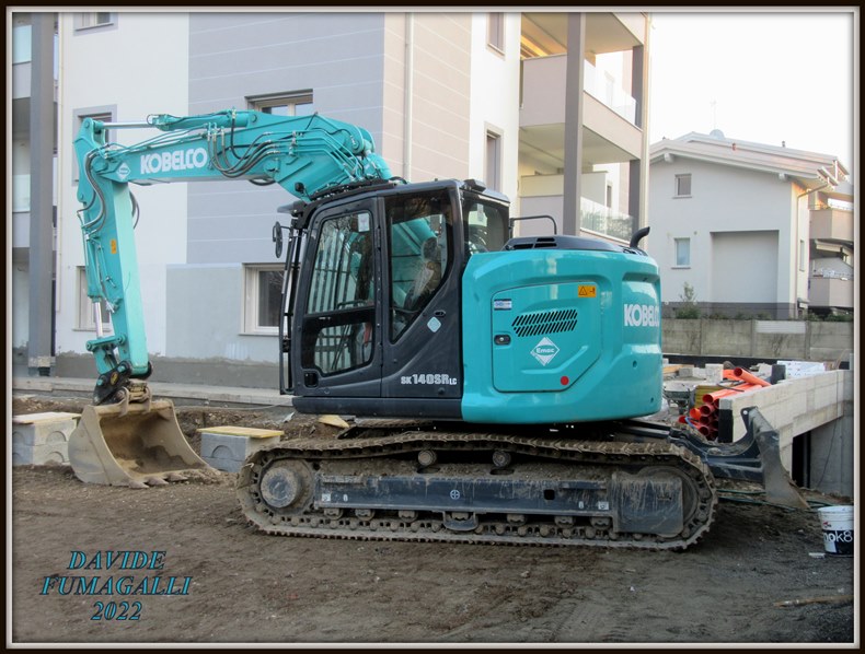 Kobelco SK140 SR LC 002.jpg