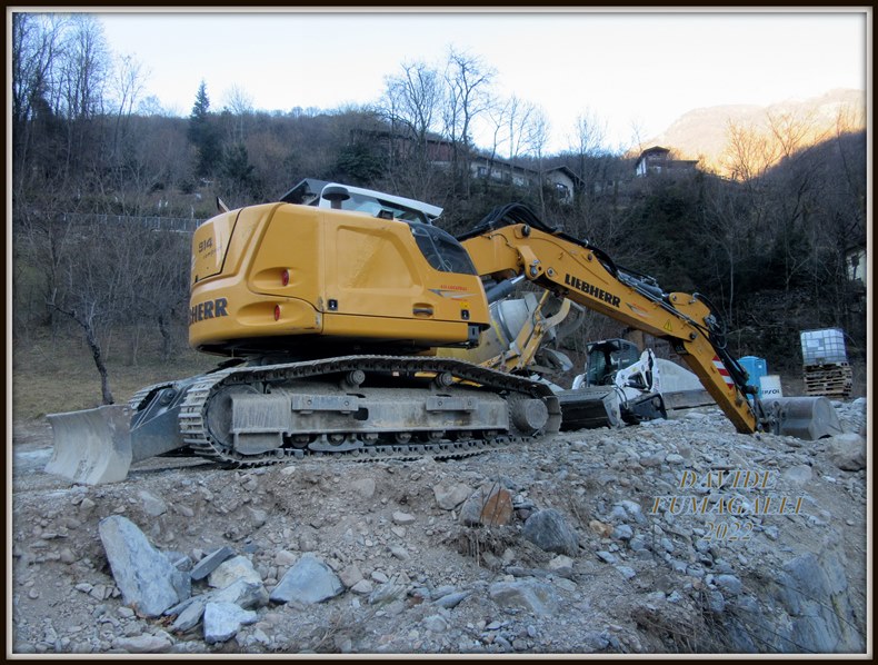 Liebherr R914 Compact Locatelli 004.jpg