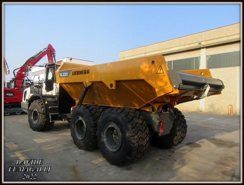 Liebherr TA320 002.jpg