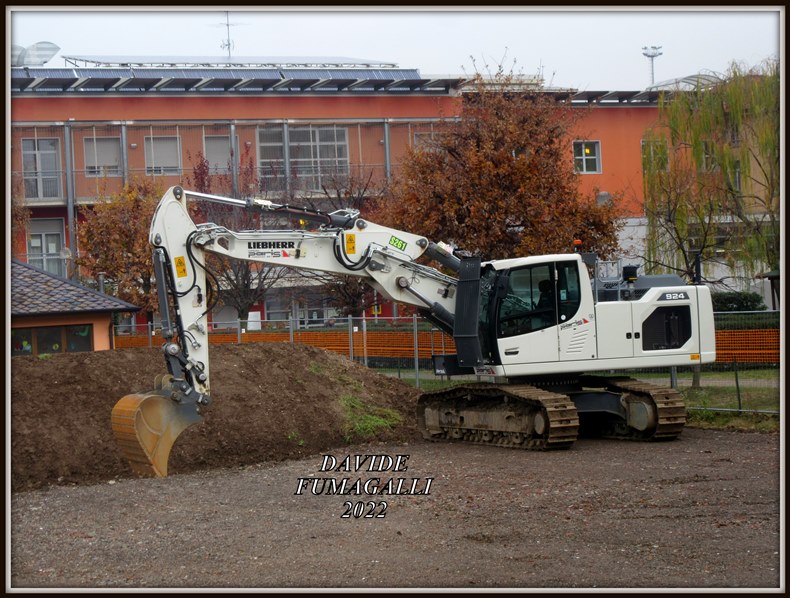 Liebherr R924 Paris 004.jpg