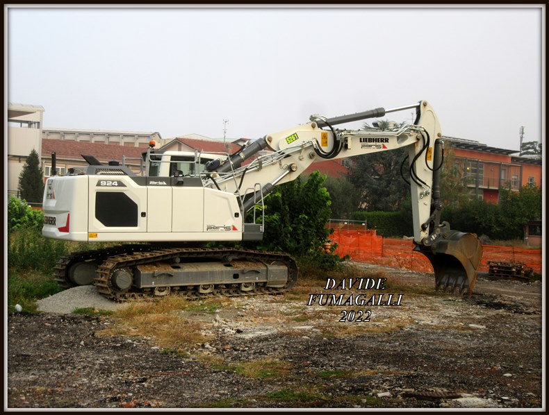 Liebherr R924 Paris 002.jpg