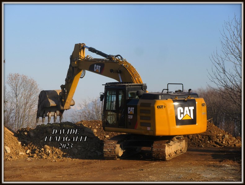 Caterpillar 323F LN Giussani 001.jpg