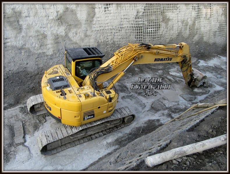 Komatsu PC228US Cerri 001.jpg