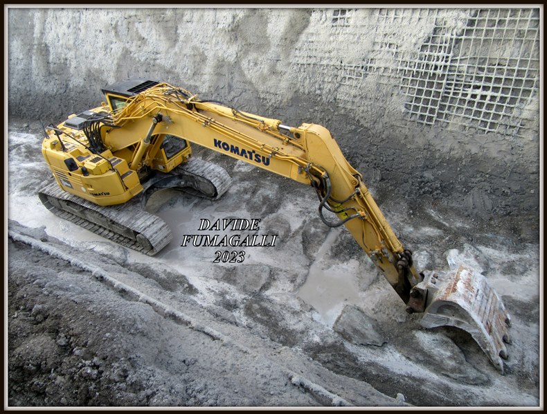 Komatsu PC228US Cerri 002.jpg