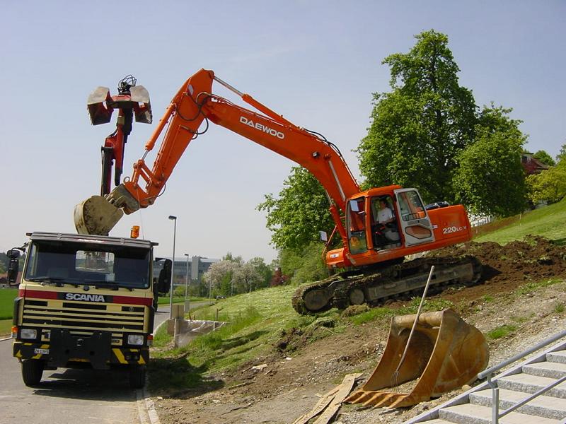 Daewoo220-2.jpg