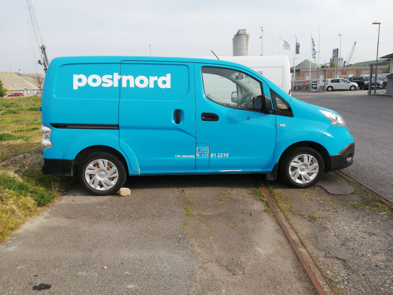 Post-Autos-Nissan E-Kiste von rechts.jpg
