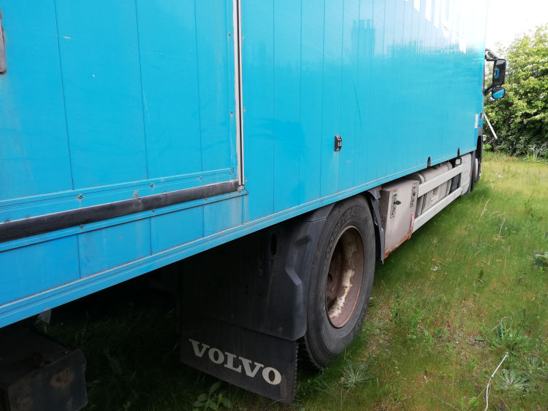 Post-Autos, Volvo FM mit Einsatzspuren.jpg