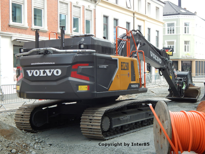 EC 230 Electric 1.jpg