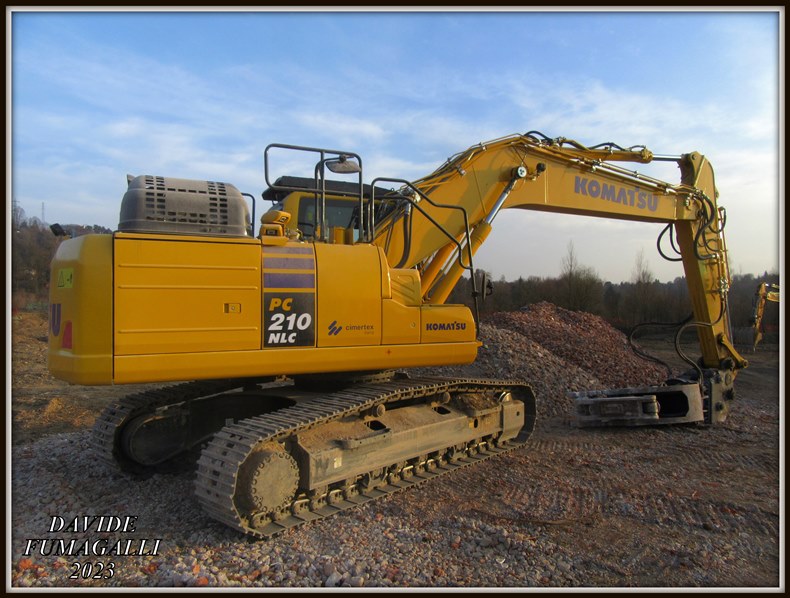 Komatsu PC210NLC-11 Effe Ambiente (3).jpg