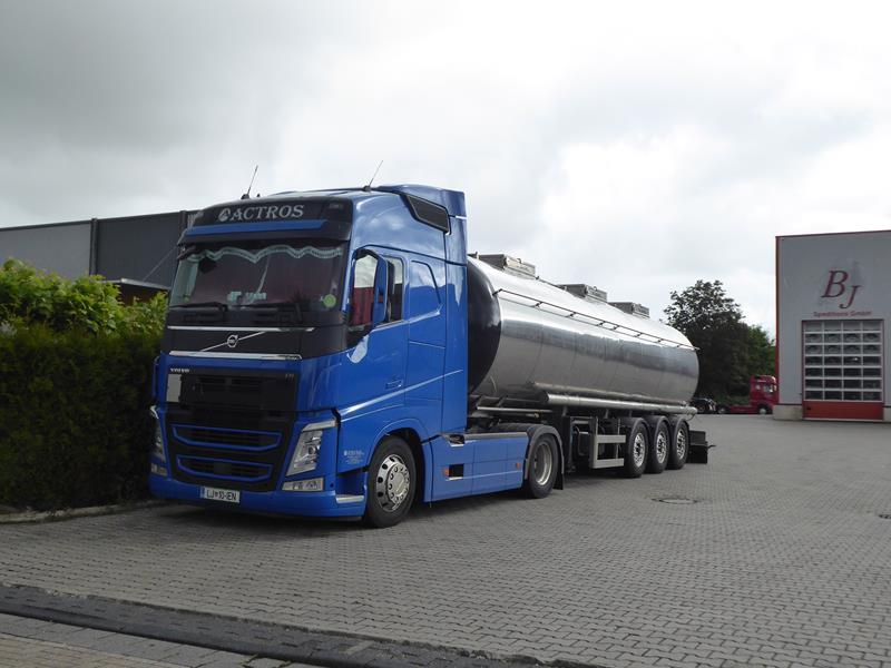 Volvo FH 500 E6 Actros 1 (Copy).jpg