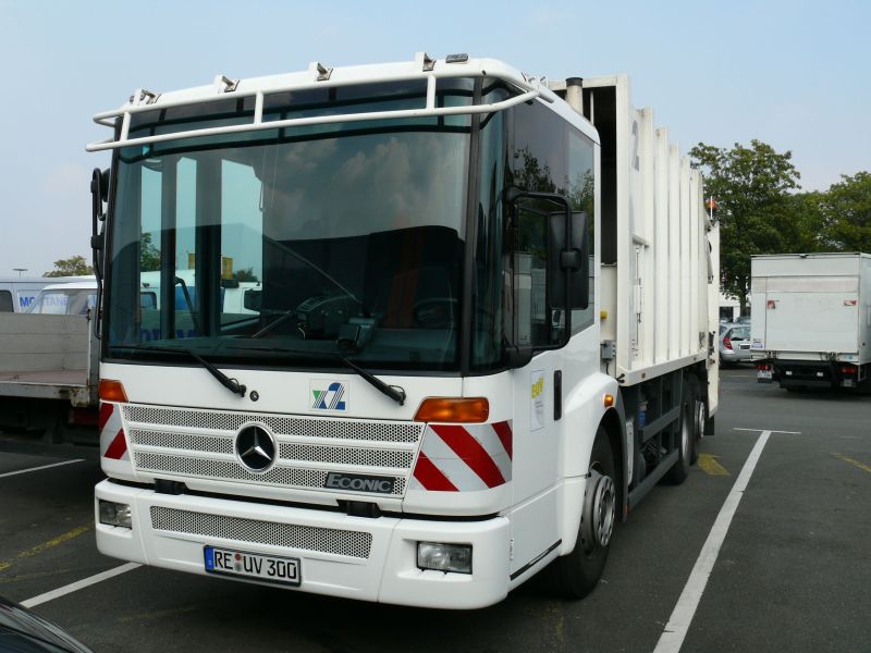 Mercedes Econic Müllwagen 3 Achsen 001.jpg