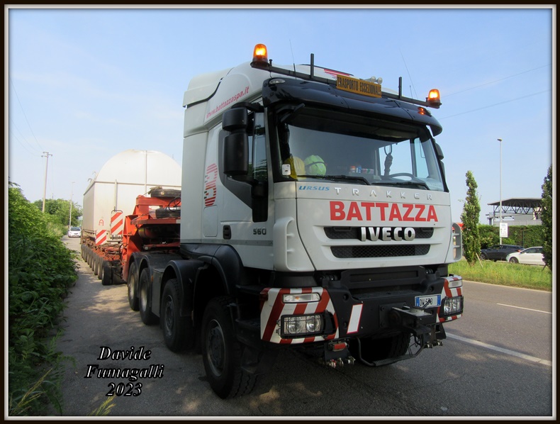 Iveco Trakker 560 8x6 Battazza (2).jpg