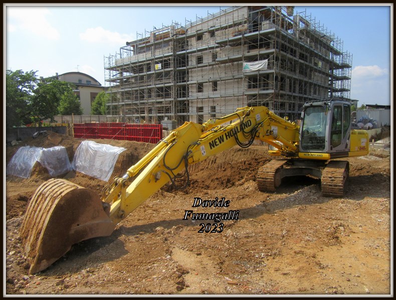 New Holland E245B FCM scavi 001.jpg