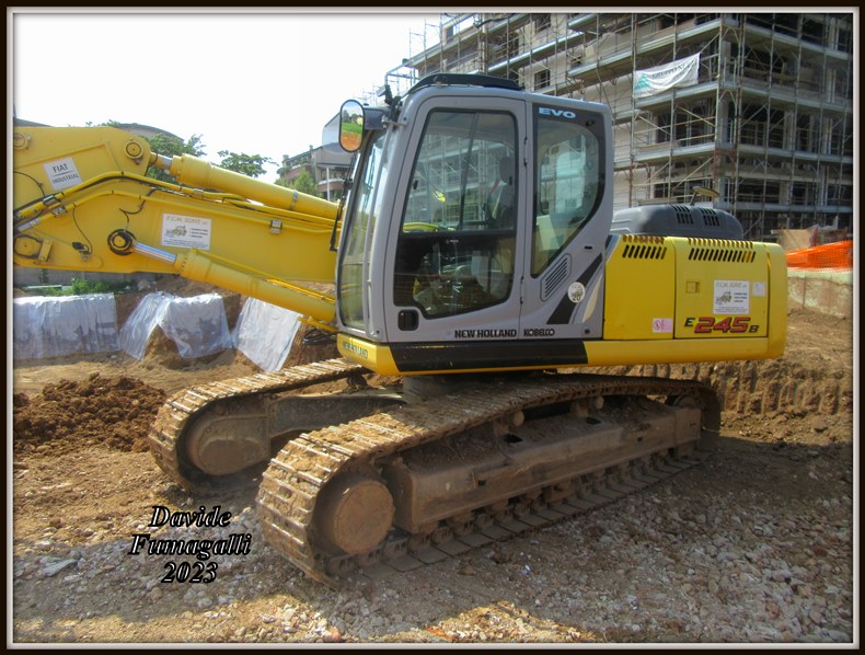 New Holland E245B FCM scavi 002.jpg