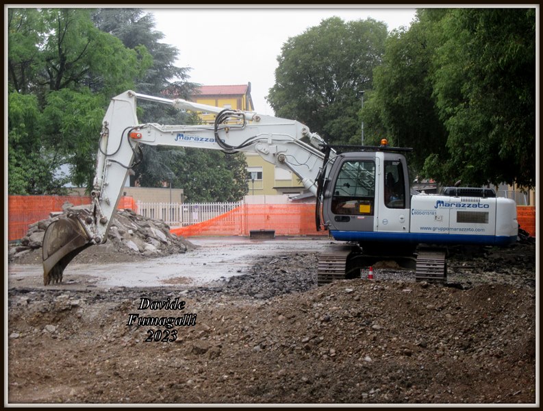 Hitachi Zaxis 210LCN Marazzato 002.jpg