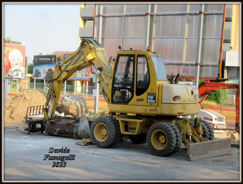 Komatsu PW95R 006.jpg