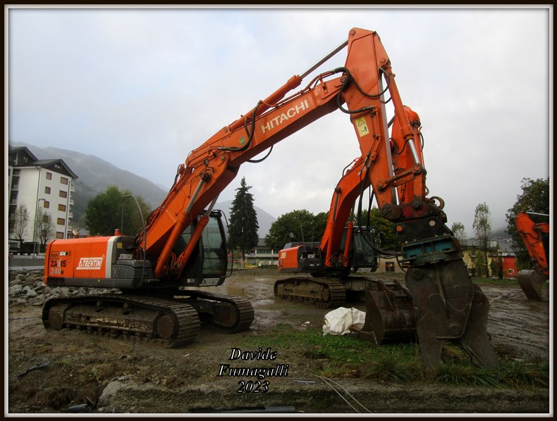 Hitachi Zaxis 240N-5 Trentini 002.jpg