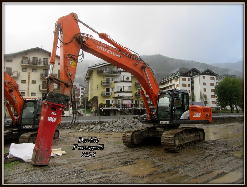 Hitachi Zaxis 350LCN-5 Trentini 001.jpg