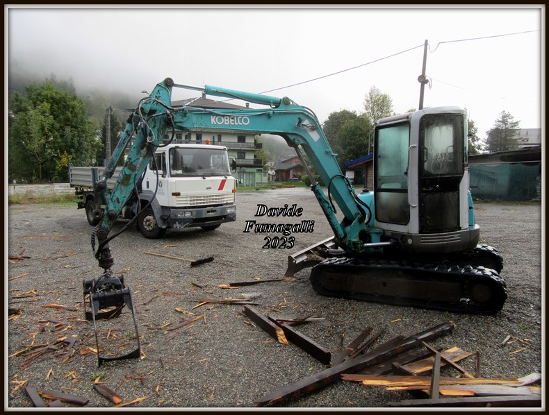 Kobelco SK45SR 001.jpg