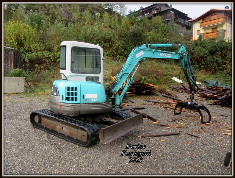 Kobelco SK45SR 003.jpg