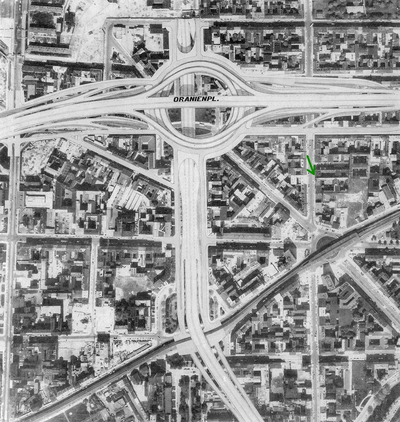 1965 Kreuzberg Autobahnplanung Luftibld.jpg 1965 Kreuzberg Autobahnplanung Luftibld.jpg