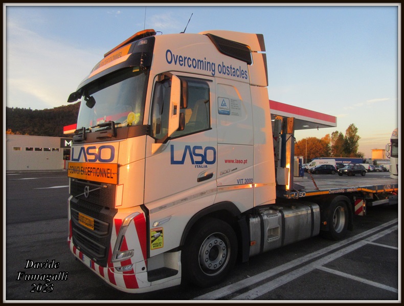 Volvo FH500 Laso Italia 002.jpg