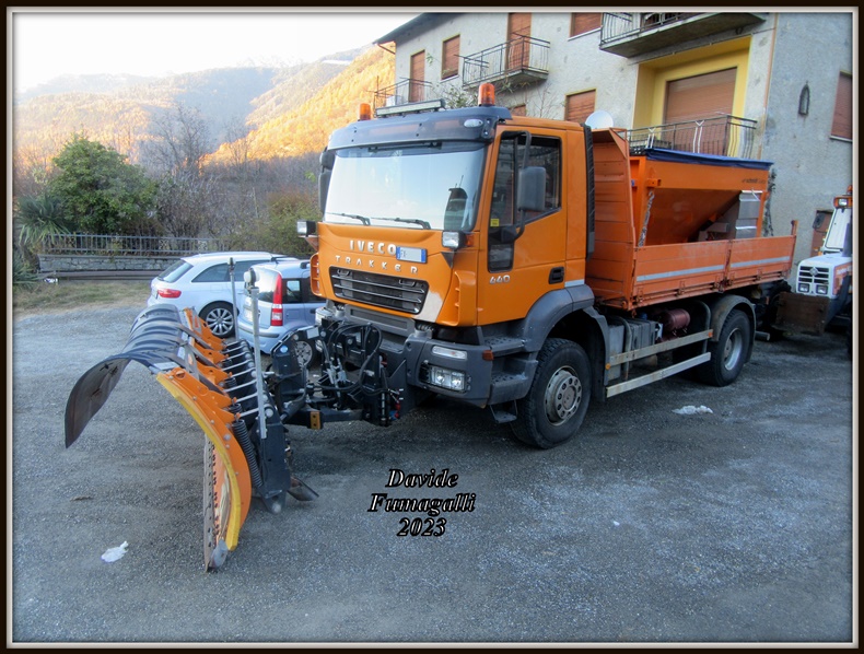 Iveco Trakker 190T44W 002.jpg