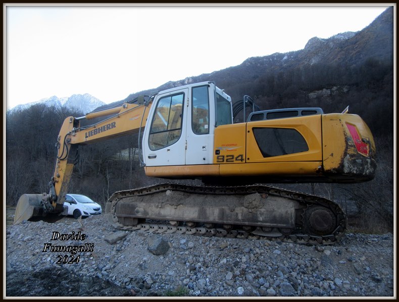 liebherr R924C Locatelli (1).jpg