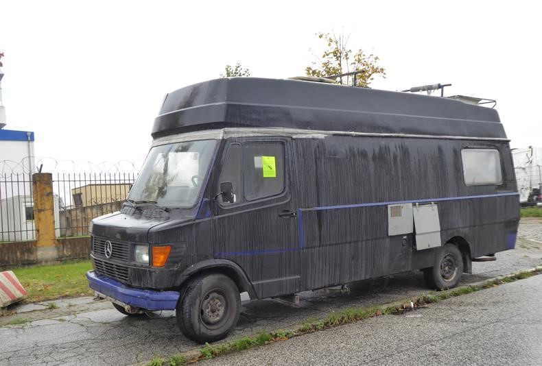 MB 210D T1 Camper Black 1 (Copy).jpg