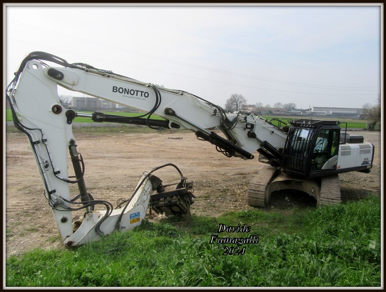 Hitachi Zaxis 350-6 Bonotto 001.jpg