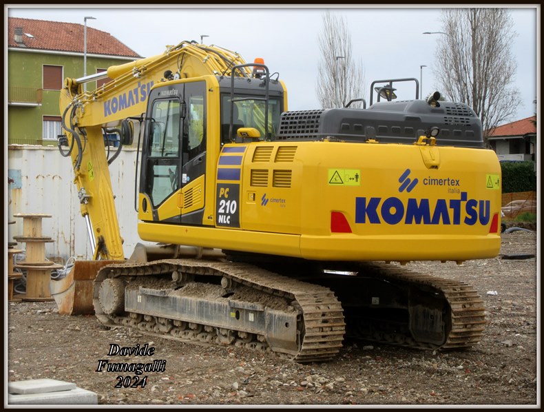 Komatsu PC210NLC-11 002.jpg