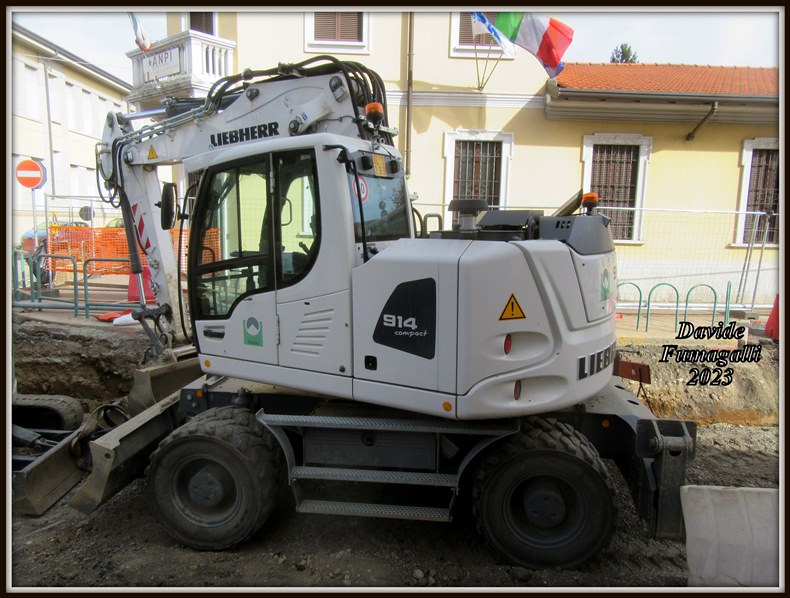 Liebherr A914 Compact Favini 002.jpg