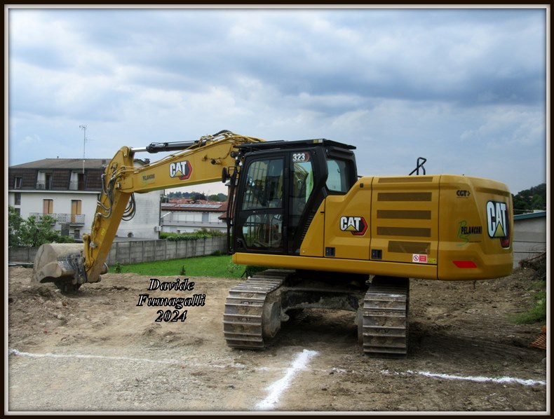 Caterpillar 323NG Pelanconi 001.jpg