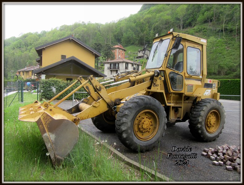 Caterpillar 910 Binda (1).jpg