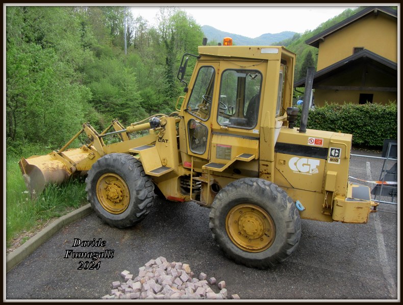 Caterpillar 910 Binda (2).jpg