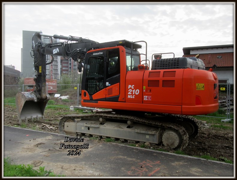 Komatsu PC210NLC-11 Santambrogio 001.jpg