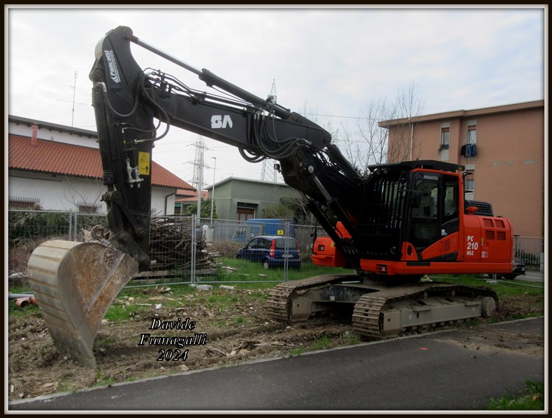 Komatsu PC210NLC-11 Santambrogio 002.jpg