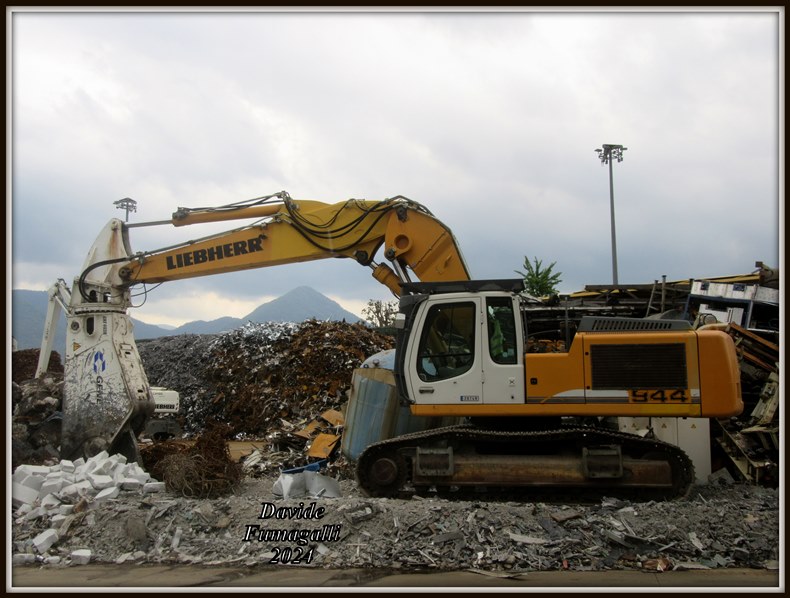 Liebherr R944C Diotti.jpg