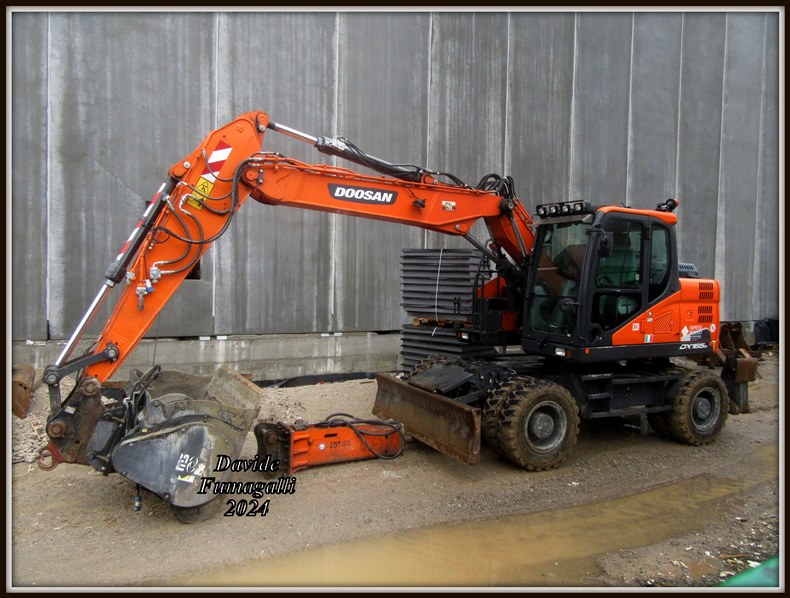 Doosan DX165W Pesenti 001.jpg