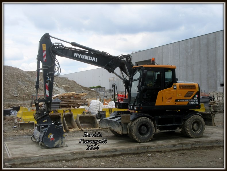 Hyundai HW140A Pesenti 001.jpg